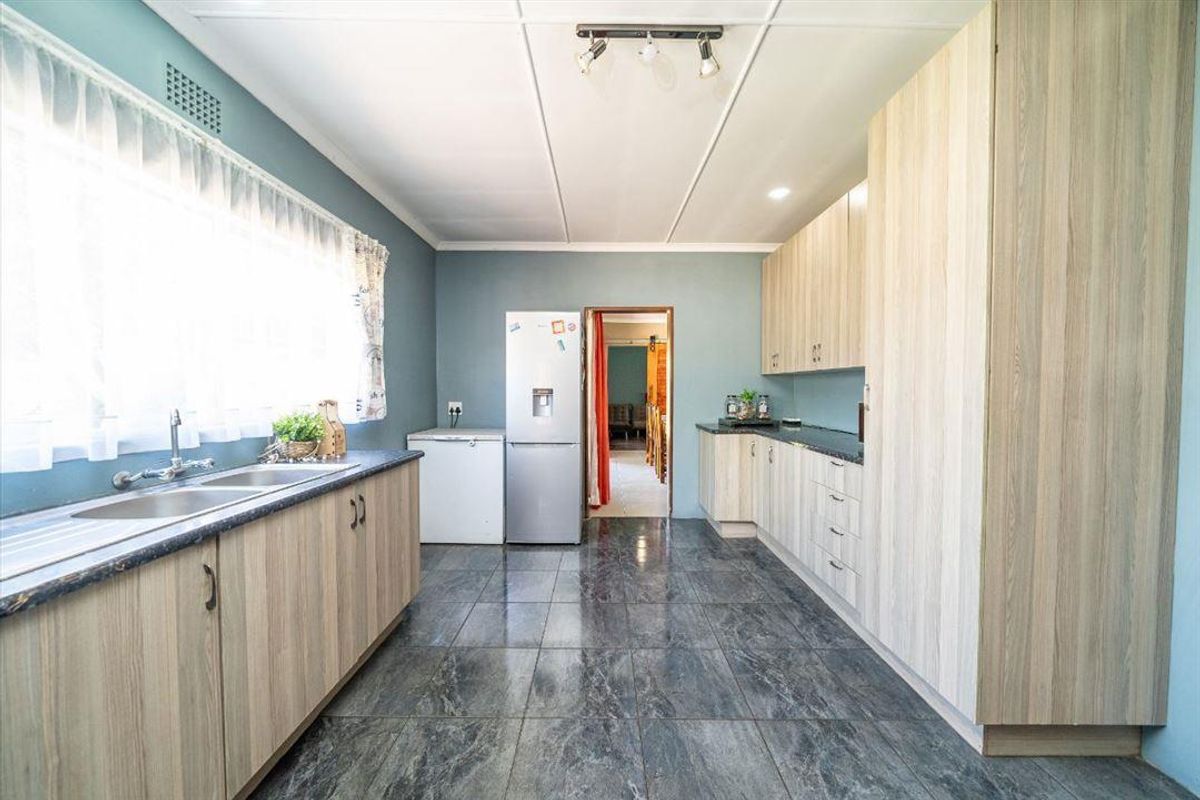 Well maintained family home in semi-enclosed area - Photo 5