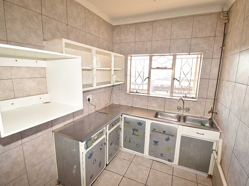 Third Floor Apartment - Photo 9