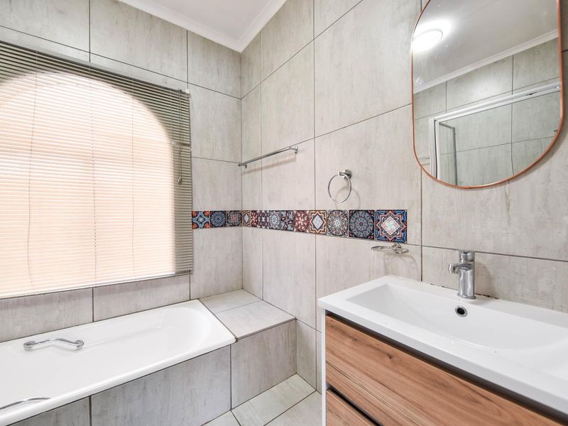Four Bedroom home in a boomed-off, security estate - Moreleta Park - Photo 7