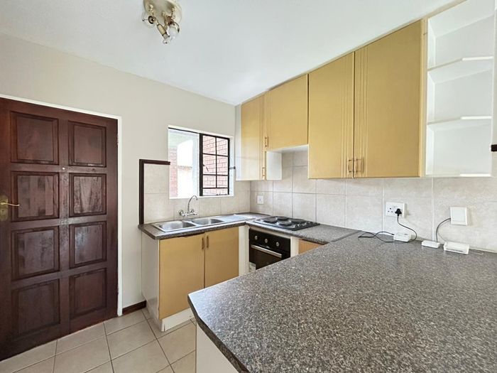 Property #2462810, Townhouse Pending Sale in Mooikloof Ridge