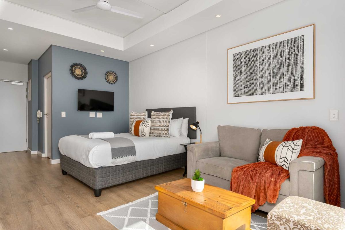 Fully Furnished Studio with Secure Parking - Photo 5