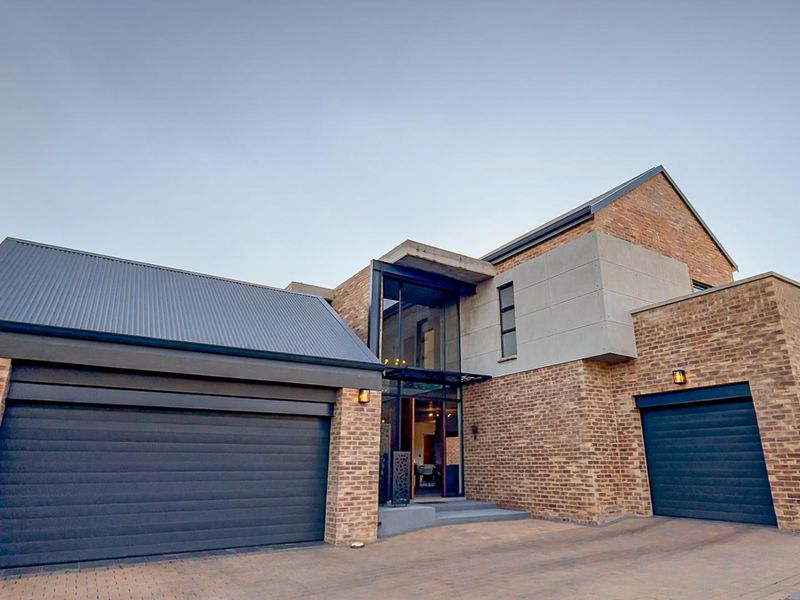 Modern refinement with a view - Photo 7