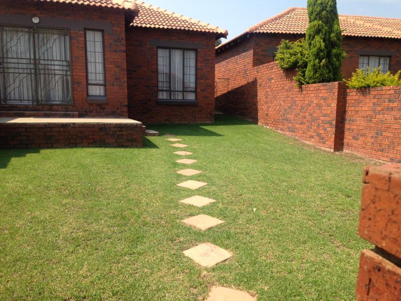Townhouse in secure complex with 2 tiled bedrooms - Photo 3