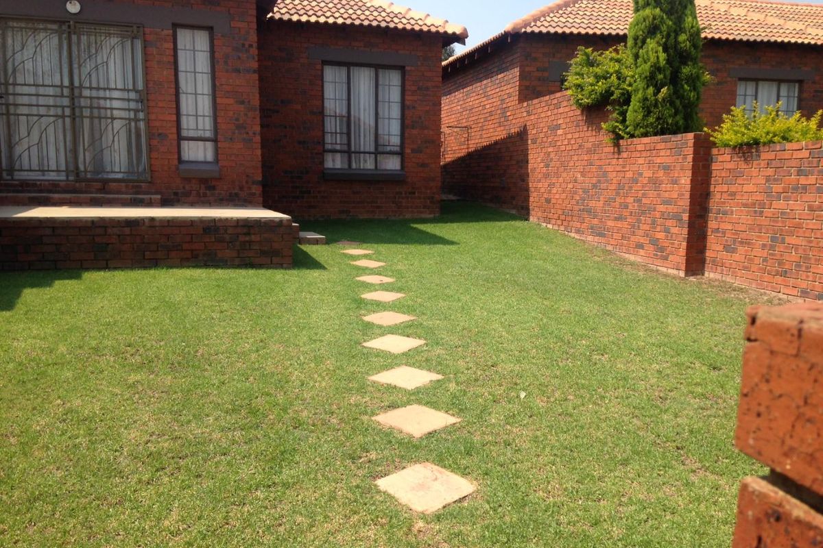 Townhouse in secure complex with 2 tiled bedrooms - Photo 3