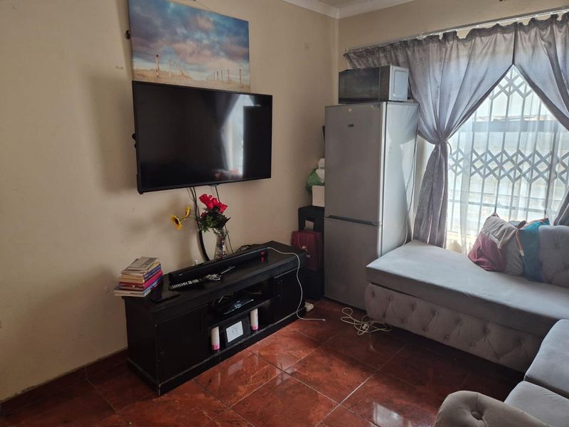 Clayville - R 900 000 Family Home - Photo 4