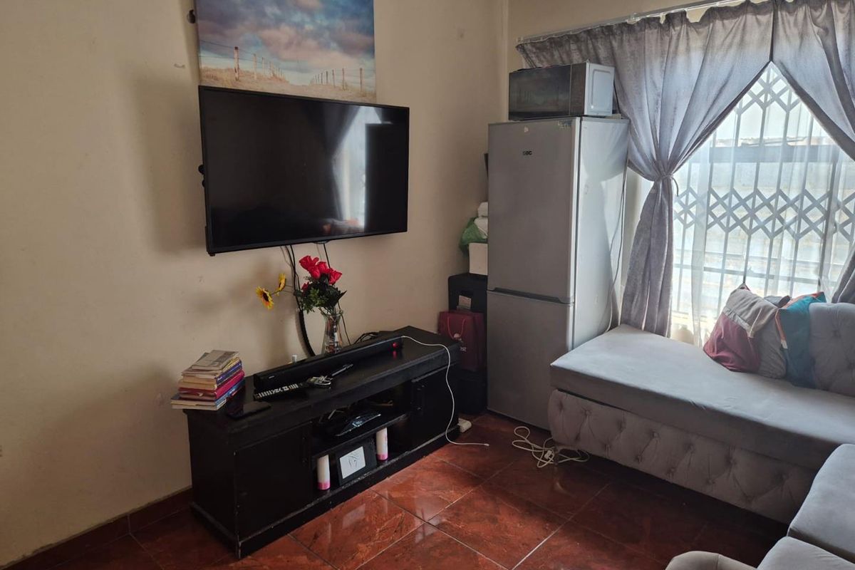 Clayville - R 900 000 Family Home - Photo 4