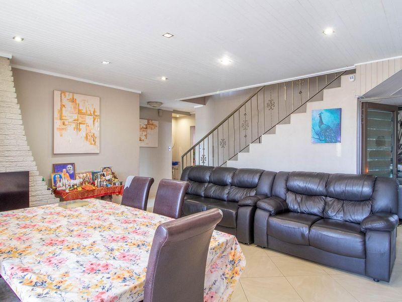 Beautiful Double-Storey 5 Bedroom Home - Photo 8