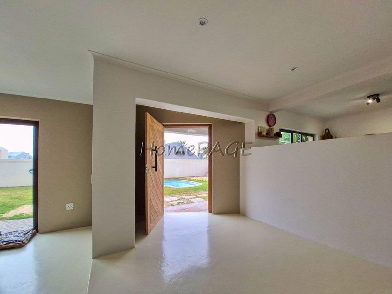 Meersig, Walvis Bay:  Spacious 3 Bedr Home with 1 Bedr Flat is for sale - Photo 5
