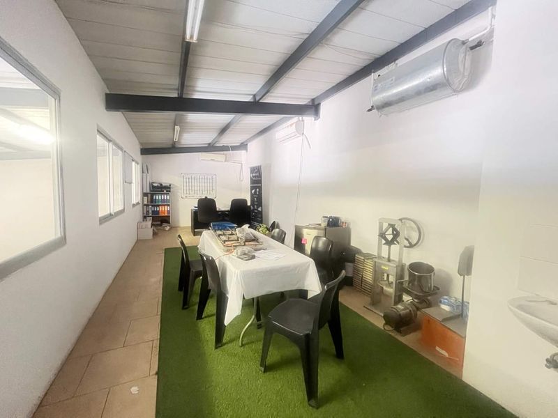 WAREHOUSE FOR SALE - LAFRENZ INDUSTRIAL PARK - WINDHOEK - Photo 2