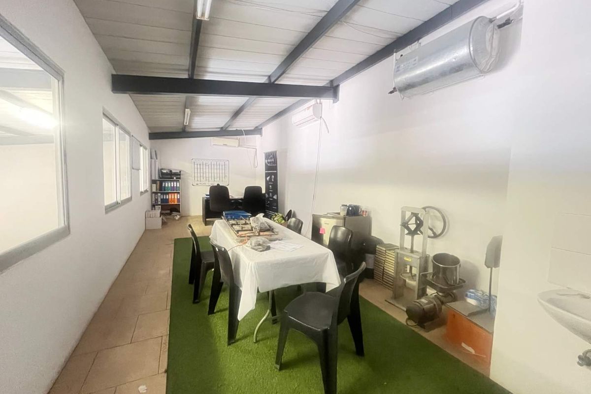 WAREHOUSE FOR SALE - LAFRENZ INDUSTRIAL PARK - WINDHOEK - Photo 2
