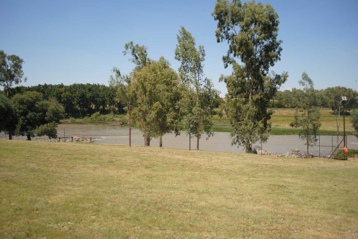 Feast your eyes on this lovely Vaal river property: - Photo 4