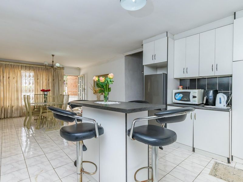 CHARMING FAMILY HOME IN MOBENI HEIGHTS - Photo 9