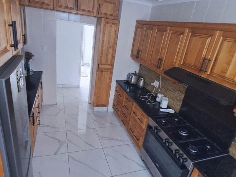 Step into this spacious and well-appointed 4-bedroom home, designed for comfortable family living and effortless entertaining. - Photo 5