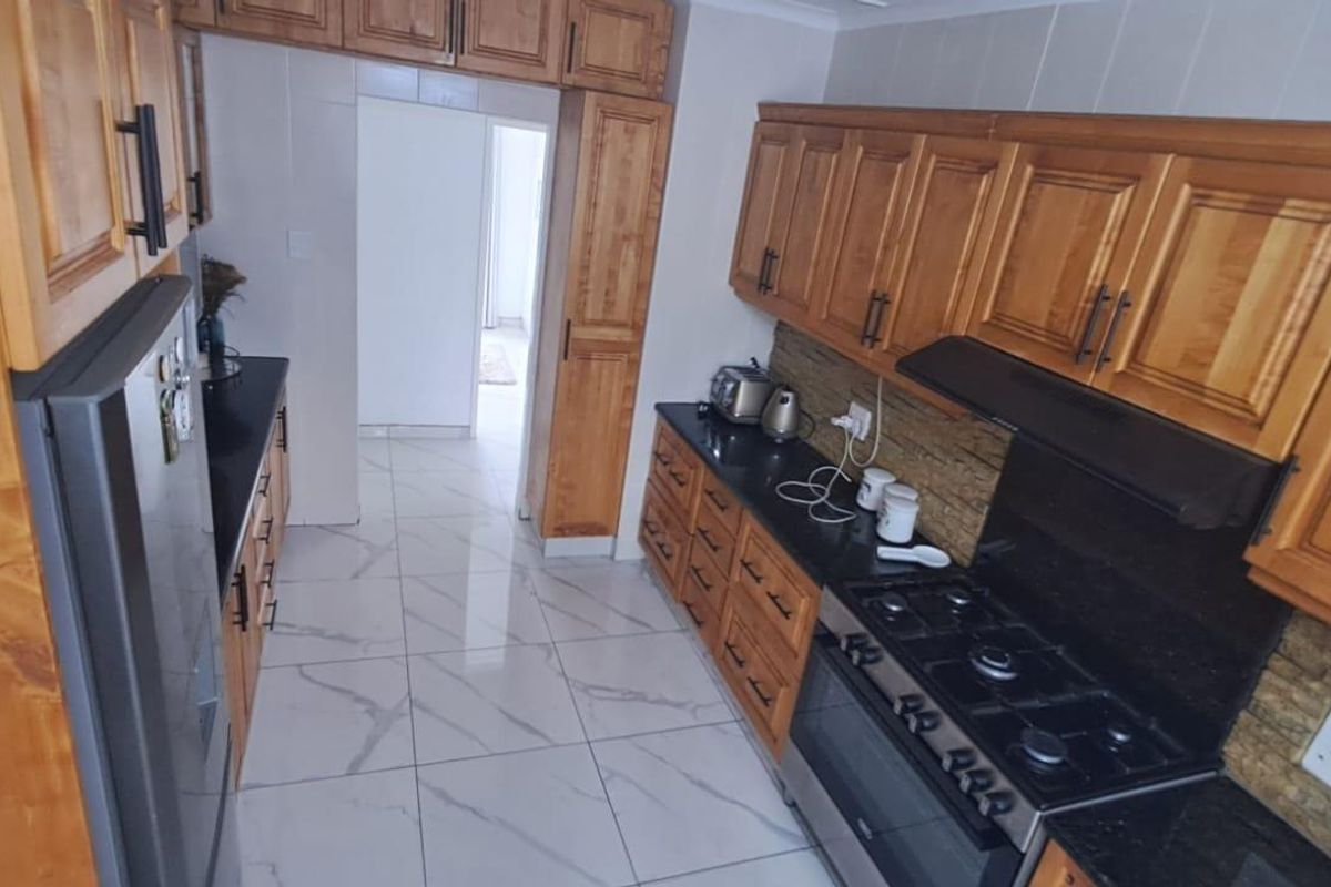 Step into this spacious and well-appointed 4-bedroom home, designed for comfortable family living and effortless entertaining. - Photo 5