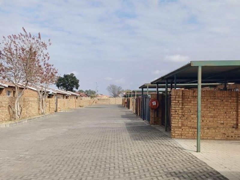 SECURED TOWNHOUSE - Photo 3