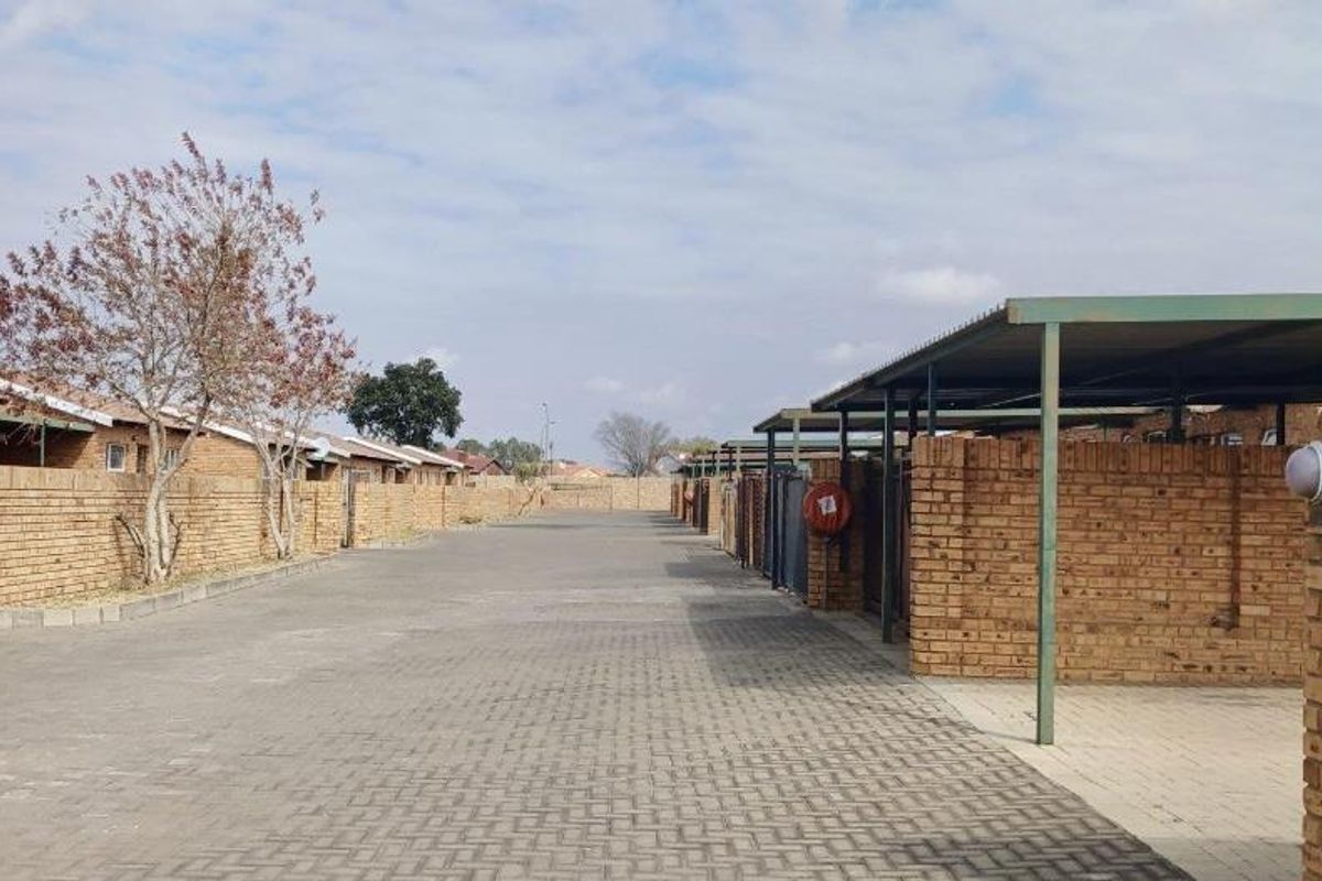 SECURED TOWNHOUSE - Photo 3