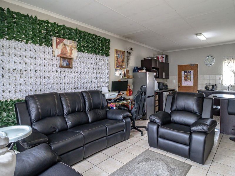 Modern 2-Bedroom @ Bathroom Apartment in Established Face Brick Complex - Photo 8