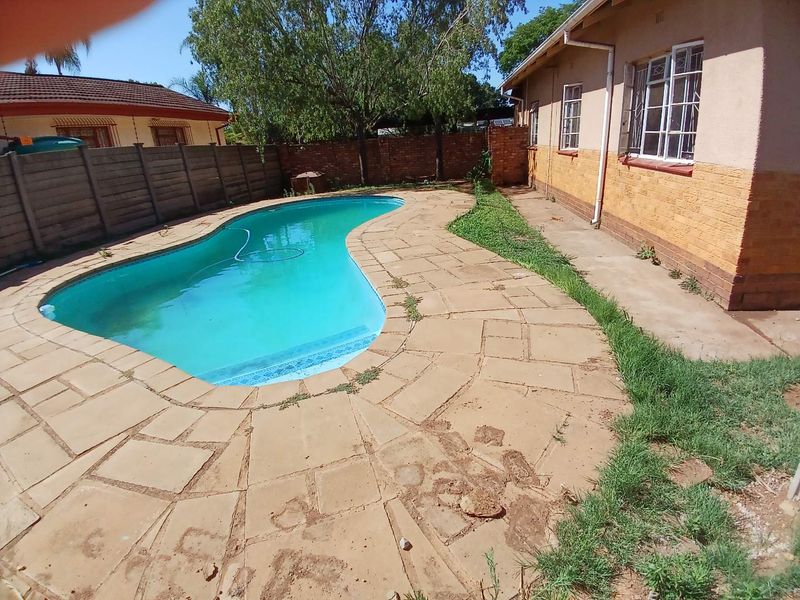 Three bedroom family home - Photo 2