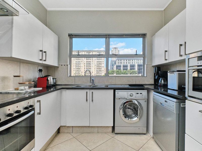 Luxurious 2-Bed Apartment with Stunning Views near Sandton - Photo 9