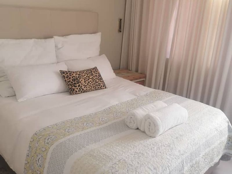 Newly renovated townhouse with stylish modern furnishings - Photo 2