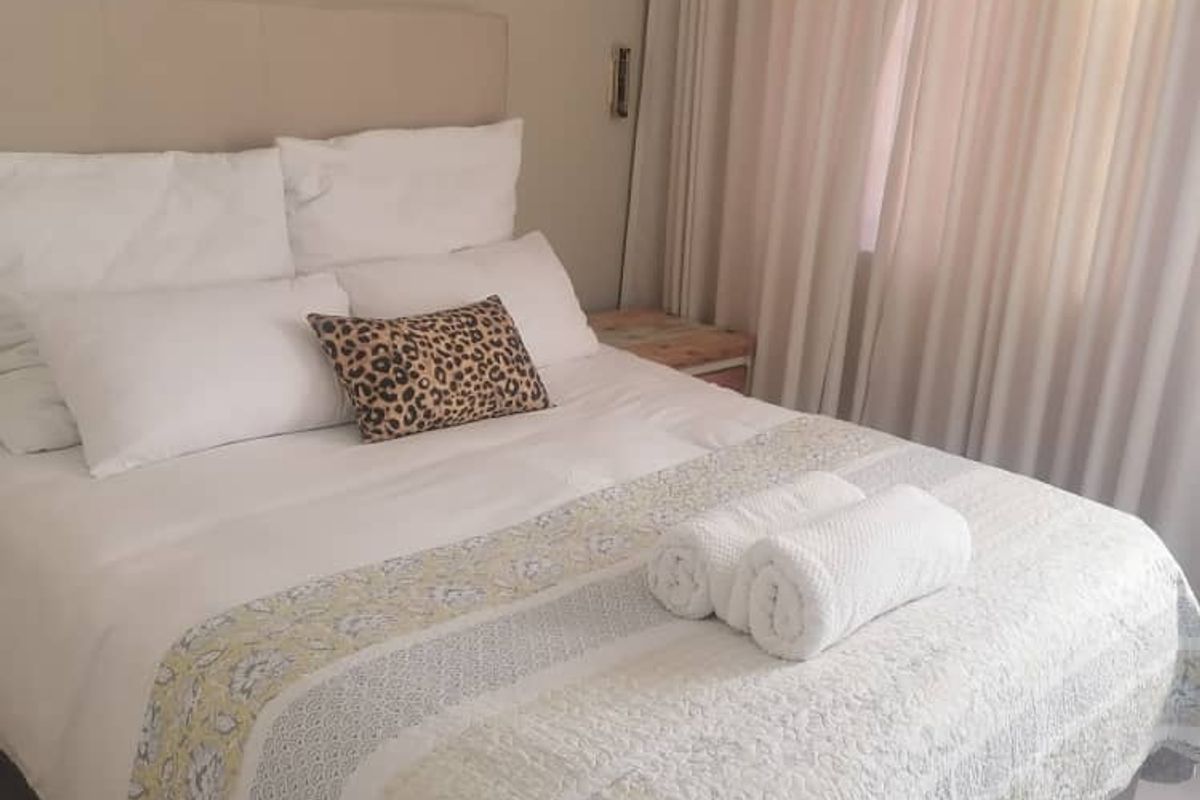 Newly renovated townhouse with stylish modern furnishings - Photo 2