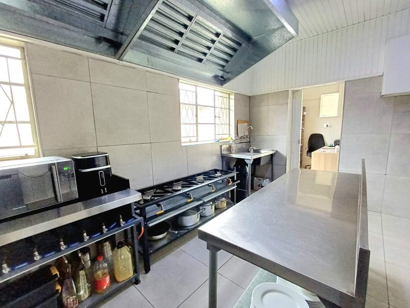 Elegant Multi-Room Residence with Exceptional Entertaining Potential - Photo 10