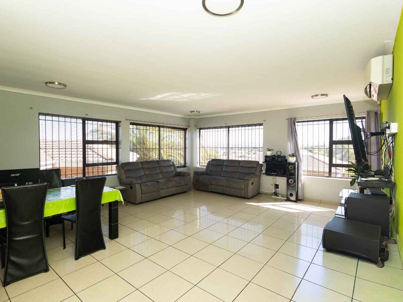Charming 3-Bedroom Family Home in Protea Heights - Photo 4