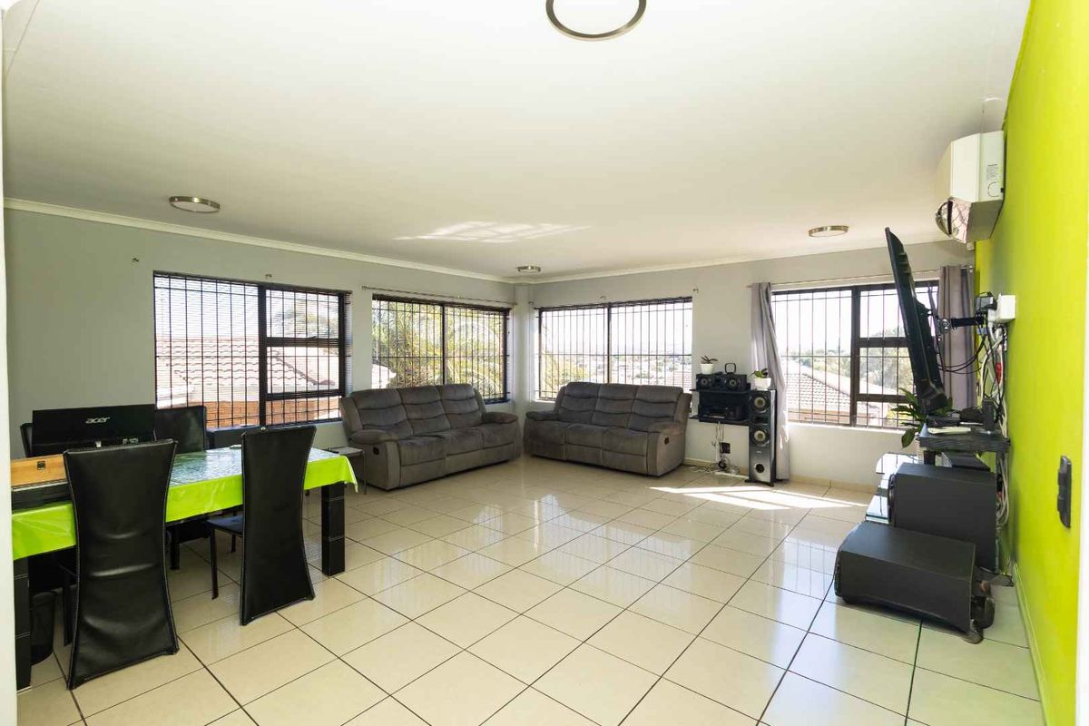 Charming 3-Bedroom Family Home in Protea Heights - Photo 4