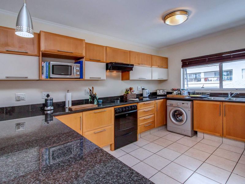 SPACIOUS 2 BED PLUS A TV ROOM/STUDY 165 SQM IN BRYANSTON FOR SALE - Photo 9