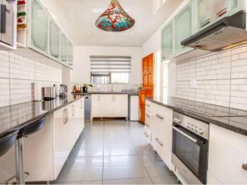 Modern Spacious Family Home with Cottage for sale - Photo 8