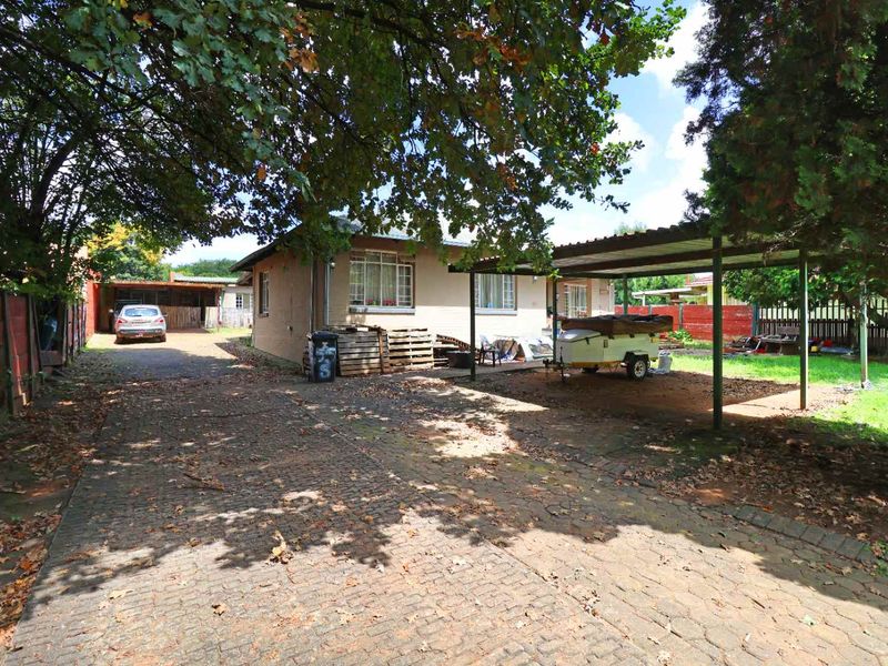 Charming Three-Bedroom Home for Rent: Perfect Blend of Comfort and Convenience - Photo 3