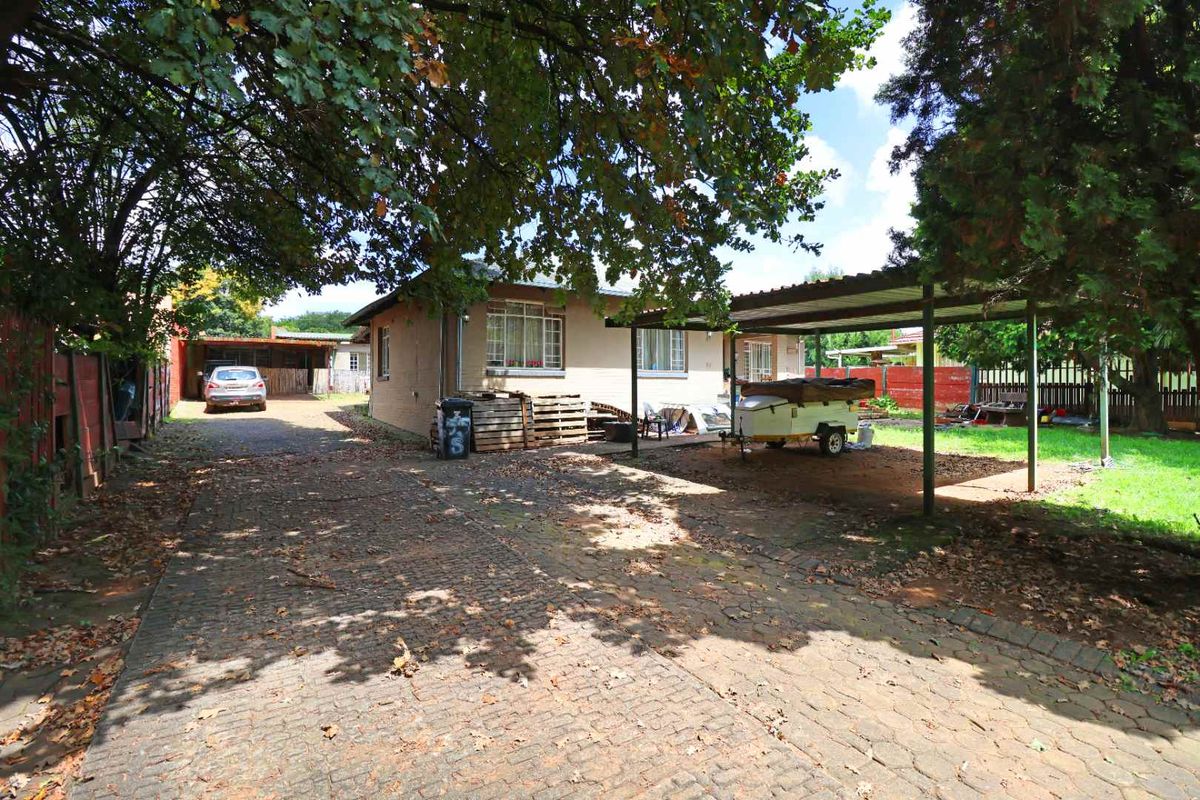 Charming Three-Bedroom Home for Rent: Perfect Blend of Comfort and Convenience - Photo 3