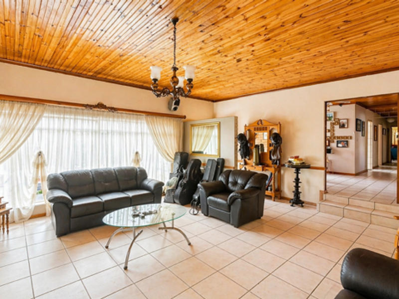 Spacious Family Home with Flatlet - Photo 8