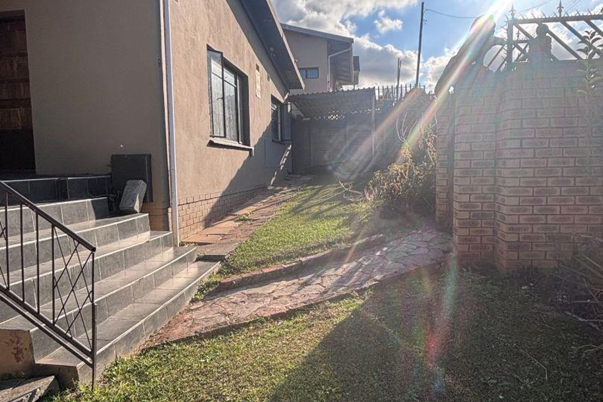 3 Bedroom House with 2 Bedroom Flatlet for Sale in Raisethorpe, Newholme, Pietermaritzburg - Photo 3
