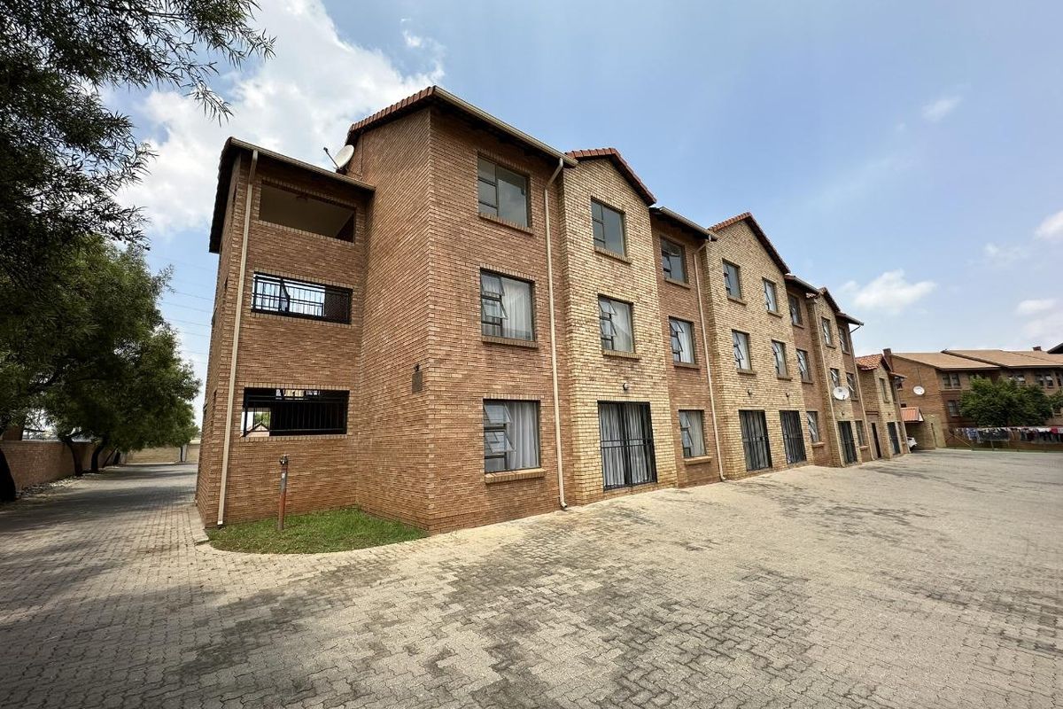 TWO BEDROOM APARTMENT IN SUMMERFIELDS ESTATE : 1 AUGUST 2026 - Photo 2