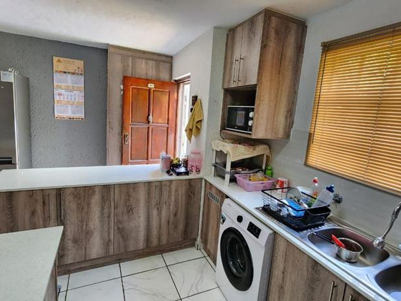 2 Bedroom Townhouse For Sale in Bassonia, Johannesburg - Photo 4