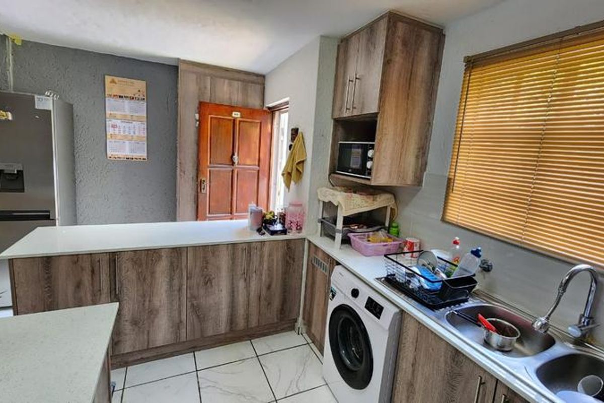 2 Bedroom Townhouse For Sale in Bassonia, Johannesburg - Photo 4