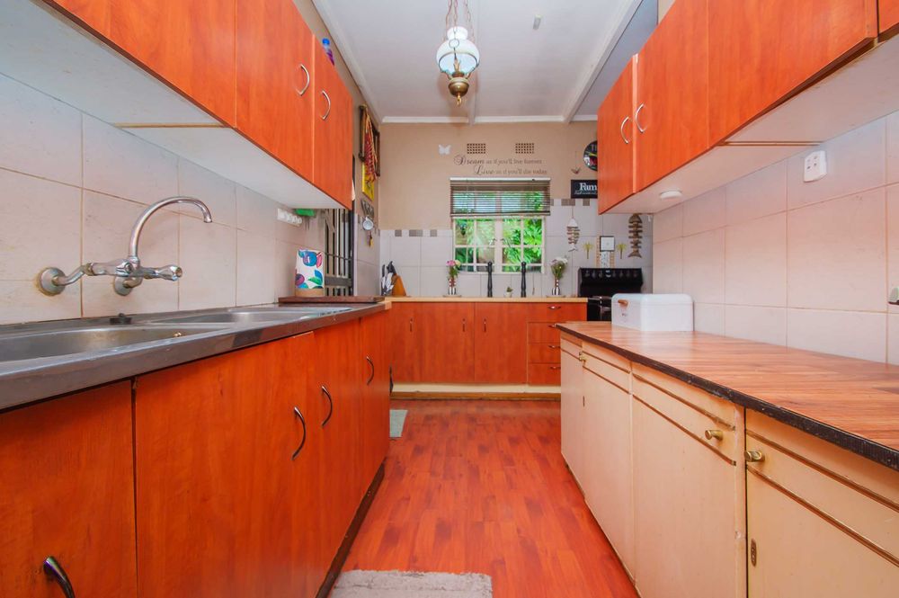 Private cleaning area in kitchen 
