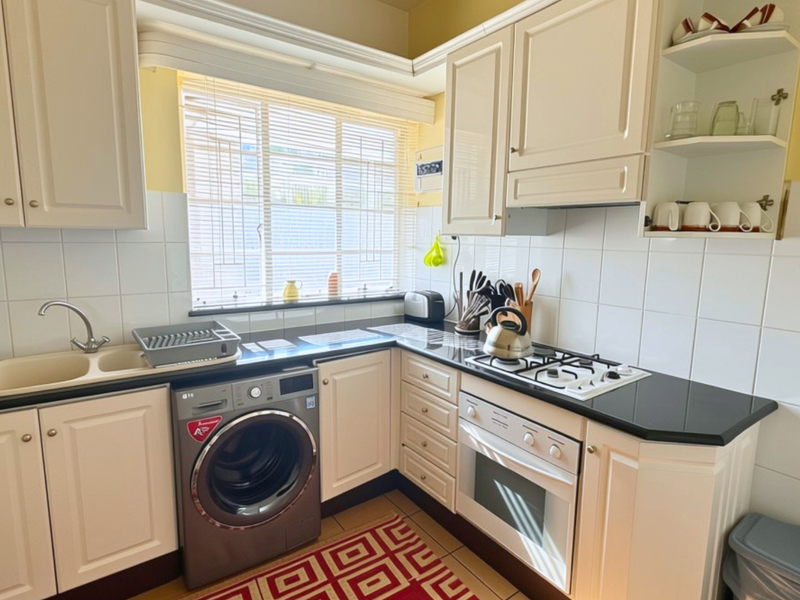 Prestigious Illovo Living – Spacious Apartment Just 1km from Rosebank - Photo 8