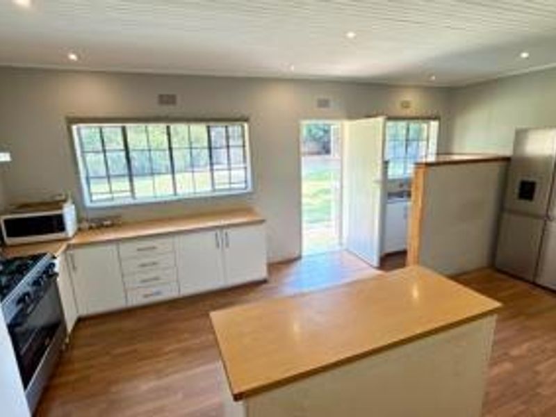 Family Comfort: Large 4-Bed Home with Fireplace & Double Garage - Photo 2