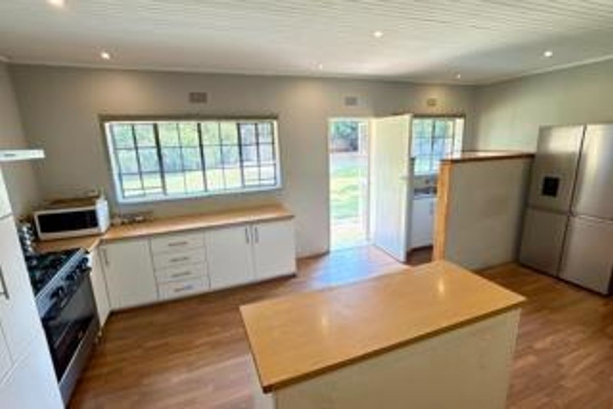 Family Comfort: Large 4-Bed Home with Fireplace & Double Garage - Photo 2