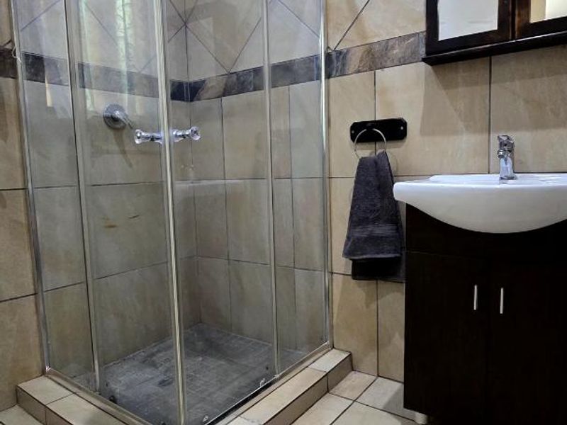 Immaculate 4 bedroom house with 3 flatlets - Photo 7