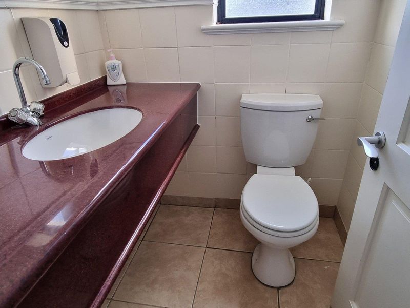 Ground Floor Office in Beautiful Business Park - Photo 10