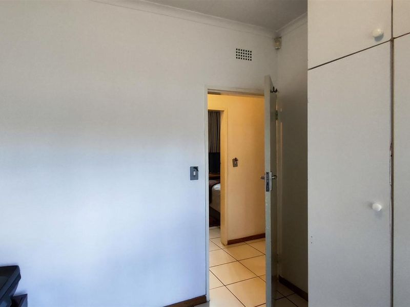 5 Bedroom house FOR SALE in Van Riebeeck Park - Photo 10