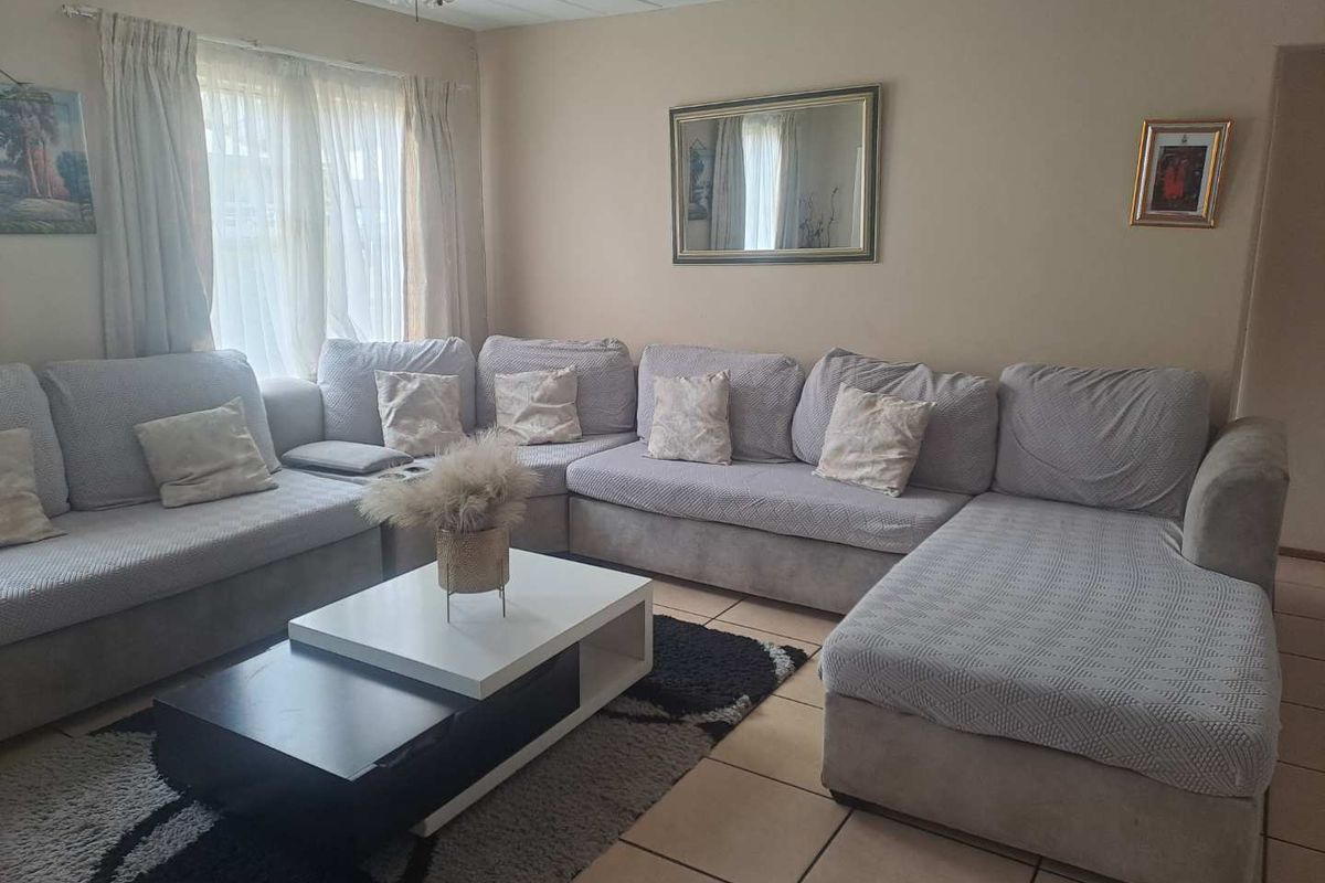 Ground floor apartment for sale in Die Hoewes. - Photo 2