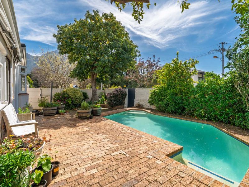 3-Bedroom Home with Studio Flat & Mountain Views – Prime Newlands Location! - Photo 3