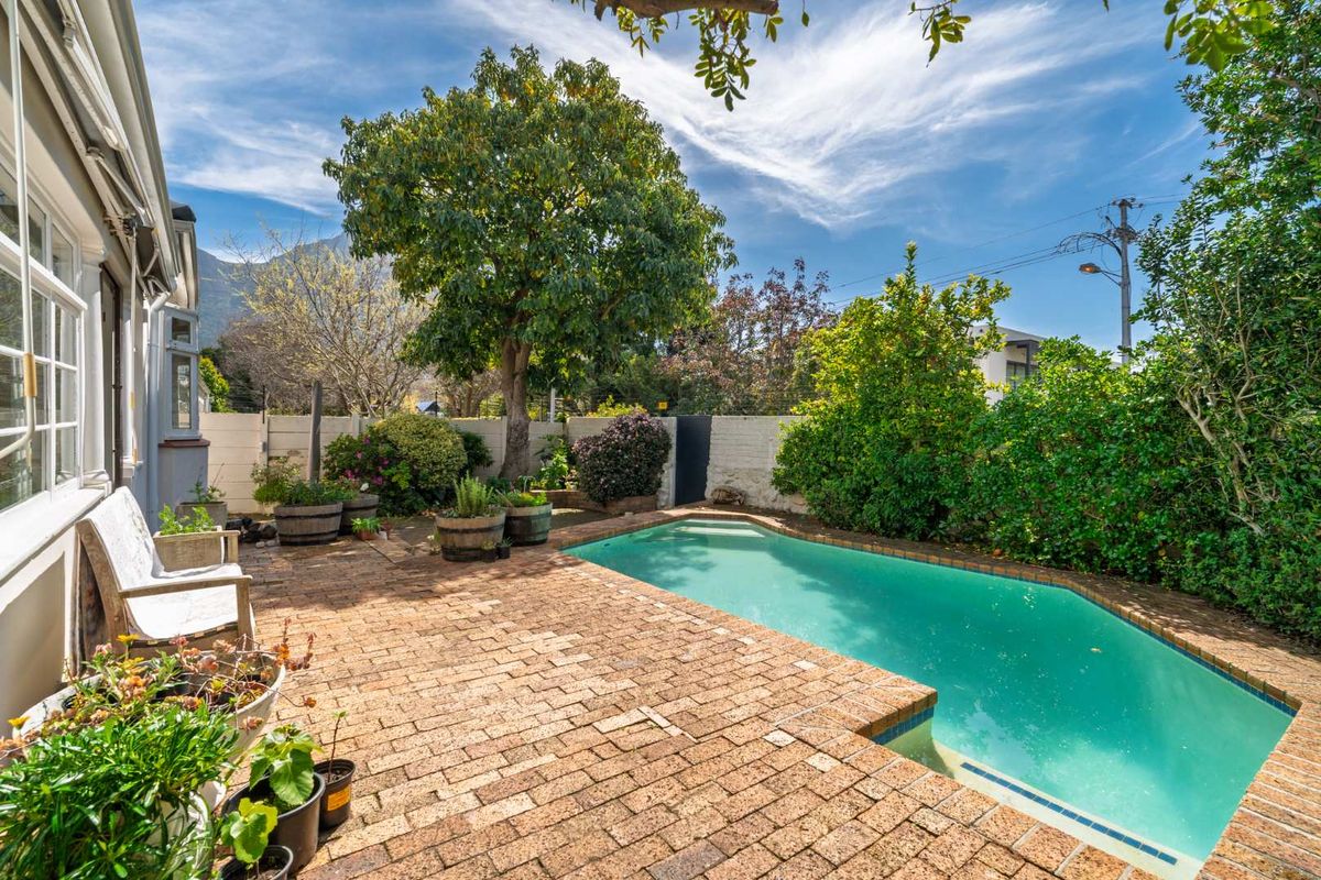 3-Bedroom Home with Studio Flat & Mountain Views – Prime Newlands Location! - Photo 3