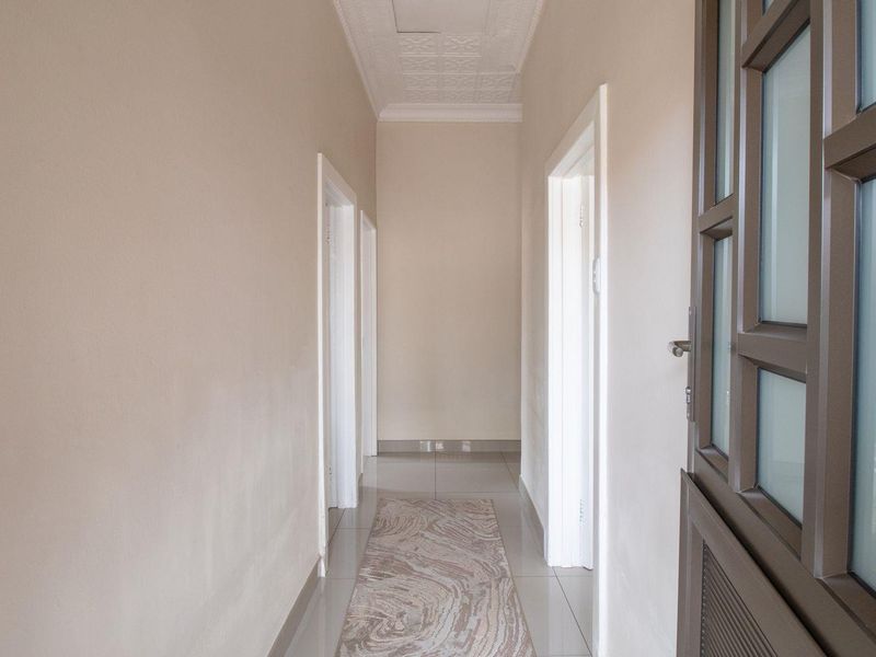 Charming 3-Bed Home with Income-Generating Flatlets! - Photo 2