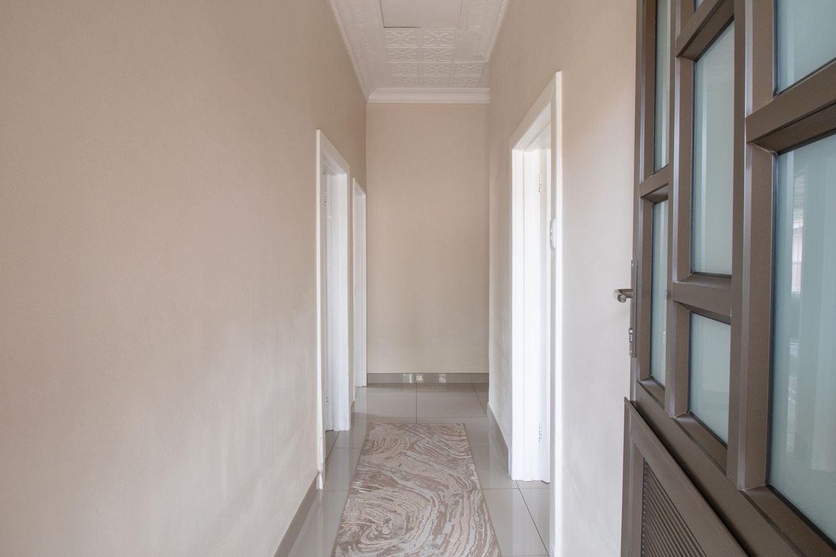 Charming 3-Bed Home with Income-Generating Flatlets! - Photo 2