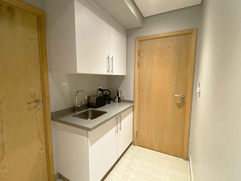 Mini Studio for the Traveling Executive - Photo 7